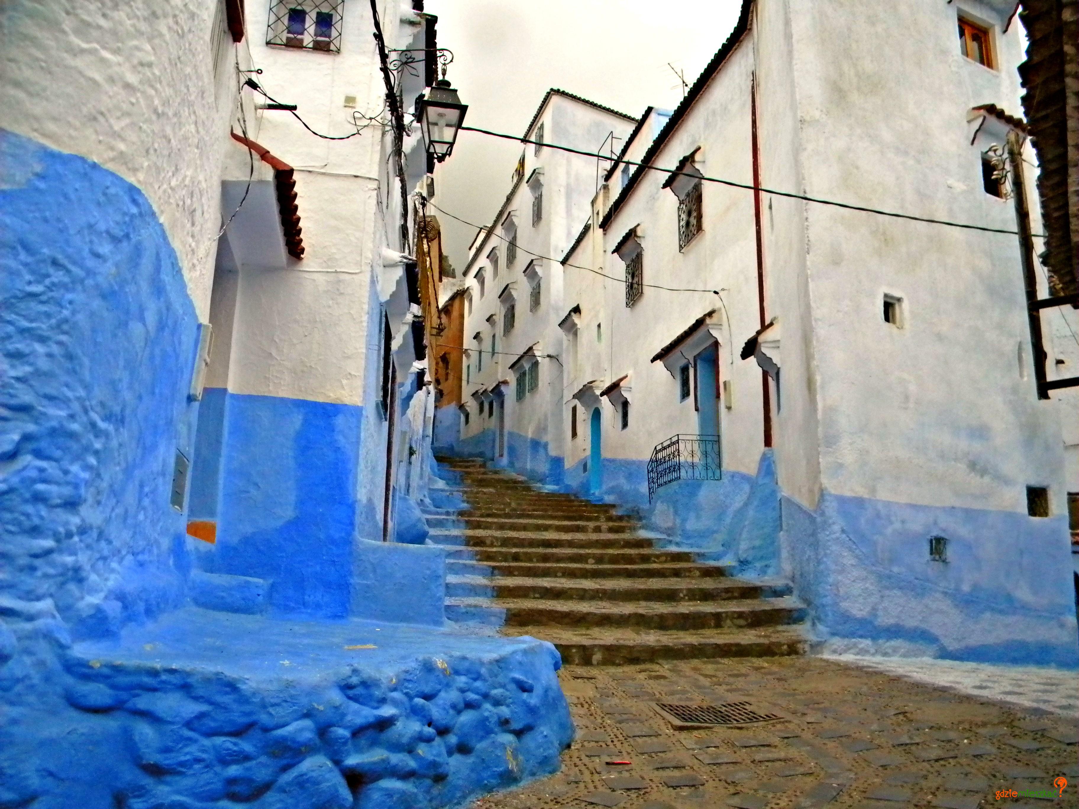 Strome niebiesko-białe uliczki wspaniałe miejsce na wakacje i obraz niespotykany w żadnym z innych miast Maroka 